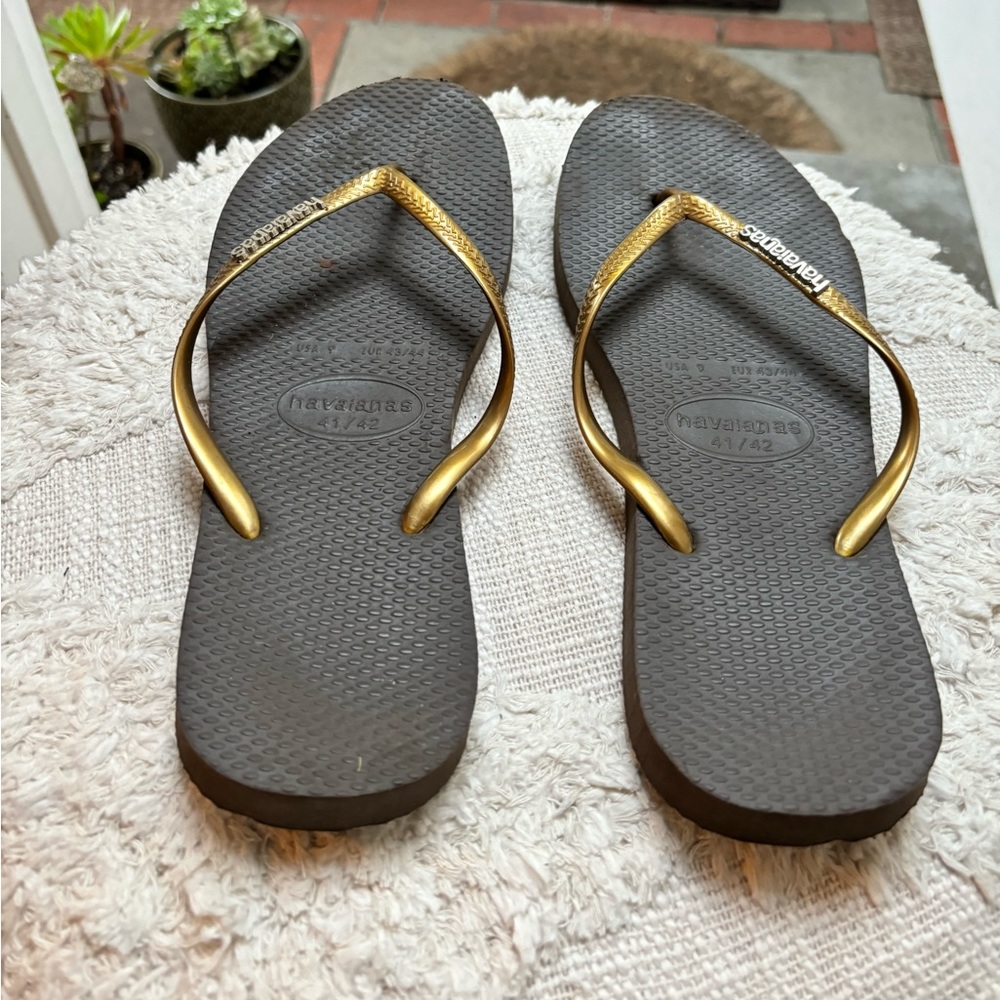 Havaianas Women Gold Sandals-Used- Size 9